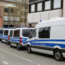 Furgones de la policía alemana en fila a nueve de diciembre de 2022, dos días después de que se desarticulara el plan conspiracioncita contra la democracia alemana