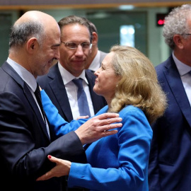 08/07/2019.- Pierre Moscovici (L) , el comisario de Economía de la CE, saluda a la ministra de Economía en funciones, Nadia Calvino, durante un encuentro. EFE/EPA/Oliver Hoslet