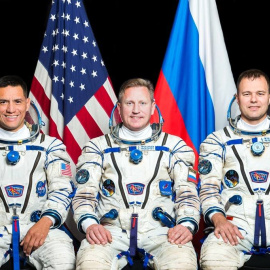 Los astronautas Sergey Prokopyev, Dmitri Petelin y Frank Blanco, atrapados en la nave rusa Soyuz MS-22 que ha sido golpeada por un pequeño meteoroide.