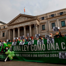 30/09/2021.- Manifestación a favor de la Ley de Garantía del Derecho a la Vivienda frente al Congreso de los Diputados este jueves en Madrid. EFE/Emilio Naranjo