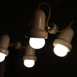 Imagen de archivo de una lámpara encendida (Electricidad)