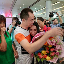 Kylee Bowers, o Lian Jinglang, se abraza a su padre después de 13 años.