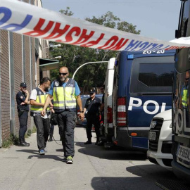 Efectivos de la Policía Nacional acompañados por perros especializados en detectar dinero, durante los registros efectuados en la empresa Gespol, una filial de Sacyr, dentro de la macrooperación llevada a cabo contra la corrupción en los ayuntamientos