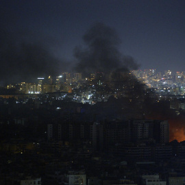 El humo se eleva desde los edificios como resultado de los ataques aéreos israelíes en el suburbio sur de Beirut, Líbano, en la madrugada del 25 de octubre de 2024.