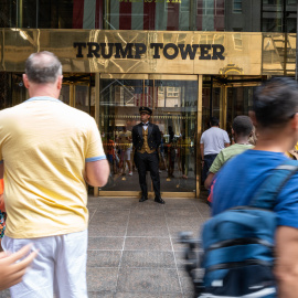 La gente camina cerca del acceso a la Torre Trump en Manhattan, el 10 de agosto de 2022.