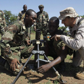 Militares españoles instruyen a soldados de Mali. EFE
