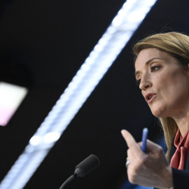 La presidenta del Parlamento Europeo, Roberta Metsola, asiste a una conferencia de prensa durante la Cumbre del Consejo Europeo en Bruselas, el 15 de diciembre de 2022.