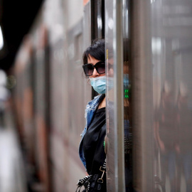 30/09/2021 Una mujer espera en la puerta un tren parado este jueves durante la huelga de maquinistas convocada por Semaf