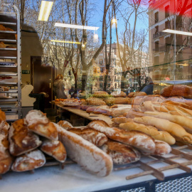 05/01/2021. Imagen de archivo de una panadería en cuyo ventanal se exponen las barras de pan (La Magdalena de Proust, en Madrid). - Europa Press