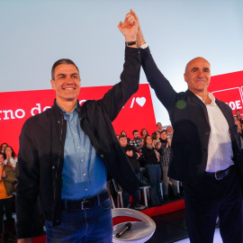 El presidente del gobierno, Pedro Sánchez (i) y el alcalde de Sevilla, Antonio Muñoz (d) en el mitin celebrado hoy en Sevilla a 14 de enero de 2023, en Sevilla (Andalucía, España).