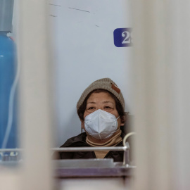 Una mujer en un pasillo de un hospital en Shanghái, China.