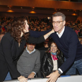 Ayuso y Feijóo se saludan este sábado 14 de enero de 2023 en Zaragoza. EFE/ Javier Belver