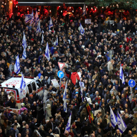 Miles de manifestantes israelíes participan en una marcha de protesta contra el nuevo gobierno en Tel Aviv, Israel.