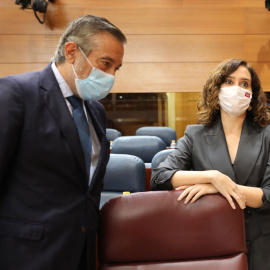 23/09/2021.- El consejero de Presidencia, Justicia e Interior de la Comunidad de Madrid, Enrique López, conversa con la presidenta de la Comunidad de Madrid, Isabel Díaz Ayuso, en la Asamblea. Marta Fernández / Europa Press