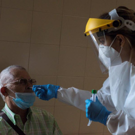 Una enfermera realiza de una prueba PCR en el Complejo Hospitalario Universitario de Ourense (CHUO).