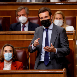 29/09/2021.- El líder del Partido Popular, Pablo Casado (d) junto con su portavoz parlamentaria, Cuca Gamarra (i) durante la sesión de control al Gobierno celebrada este miércoles con la negociación de los presupuestos y la detención y posterior pues