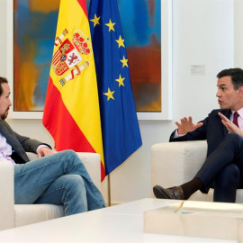 GRAF5478. MADRID, 07/05/2019.- El presidente del Gobierno en funciones, Pedro Sánchez (d), se reúne con el líder de Podemos Pablo Iglesias, esta tarde en el Palacio de la Moncloa, dentro de su ronda de contactos con los principales líderes políticos 