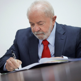 Lula da Silva firmando el paquete económico del Gobierno brasileño en Brasilia a doce de enero de 2023