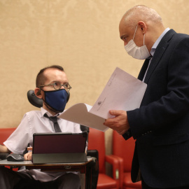 24/11/2020.- El portavoz de Unidas Podemos en el Congreso, Pablo Echenique, conversa con el secretario general del PSOE en el Congreso, Rafael Simancas, en la Cámara Baja. E. Parra / Europa Press