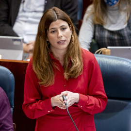 La diputada de Más Madrid y exjefa de gabinete de Errejón Loreto Arenillas interviene en una sesión del pleno de la Asamblea de Madrid.