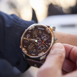 19/03/2024 Un hombre adelanta el reloj, a 25 de marzo de 2023, en Madrid (España).