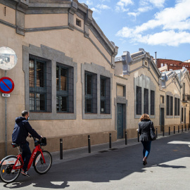 L'exterior de La Comunal, al barri de Sants.
