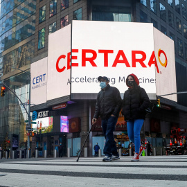 Transeúntes en Times Square, Nueva York (EEUU)