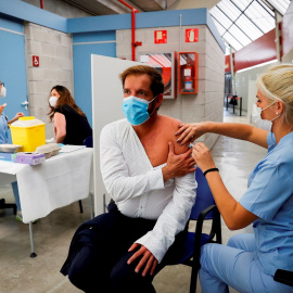 Un hombre es vacunado este miércoles en la plaza de toros de Illumbe de San Sebastián.