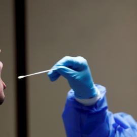 Imagen de archivo de una persona sometiéndose a las pruebas PCR.