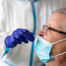 Una sanitaria realiza una prueba de antígenos en un CAP de Badalona (Barcelona)