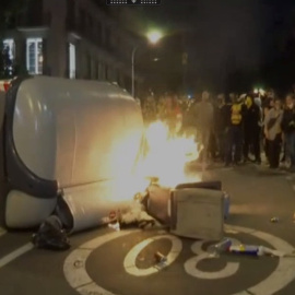 Un contenedor arde en la plaza Urquinaona de Barcelona.