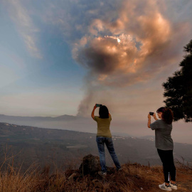 La densa capa de humo y cenizas emitidas por el volcán de Cumbre Vieja cubría a úlitma hora de este viernes todo el Valle de Aridane, en La Palma, en el decimotercer día de erupción.