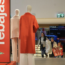 Varias personas acceden al centro comercial El Corte Inglés Gran Vía, en Bilbao, con el comienzo de las rebajas. E.P./H.Bilbao