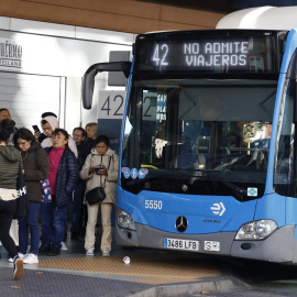 Varios usuarios del transporte público aguardan junto a un autobús de la EMT que no admite viajeros, a 28 de octubre de 2024 en Madrid.