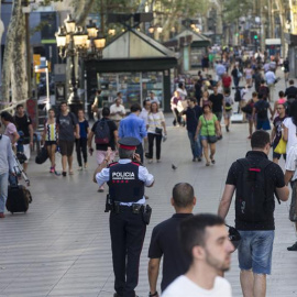 Aspecto que presenta esta mañana del viernes las Ramblas de Barcelona tras el atentado ocurrido ayer por la tarde, con 13 personas muertas y más de 50 heridas. EFE/Quique Garcia