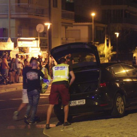 Un policía inspecciona un coche en Cambrils (Tarragona), donde cuatro presuntos terroristas han sido abatidos por los Mossos después de haber arrollado con un vehículo a seis personas en el Paseo Marítimo de la localidad, que han resultado heridas de 