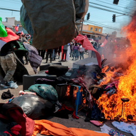 Varias personas queman carpas donde pernoctaban migrantes en Iquique (Chile).