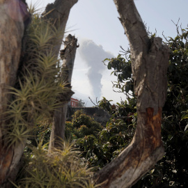Una columna de humo se eleva desde el volcán en la isla de La Palma este lunes 27 de septiembre de 2021.
