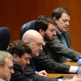 El presidente de la Junta de Castilla y León, Alfonso Fernández Mañueco, y el vicepresidente, Juan García Gallardo , durante la votación del proyecto de ley de Presupuestos de la Comunidad para 2023, a 23 de diciembre de 2022.