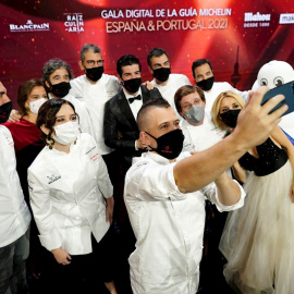 El chef David Muñoz (c); la presidenta de la Comunidad de Madrid, Isabel Díaz Ayuso (2i); el alcalde de Madrid, José Luis Martínez Almeida (3d); y los presentadores de la gala, los actores Cayetana Guillén Cuervo (d), y Miguel Ángel Muñoz (5d), ent