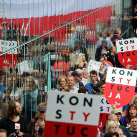 Cientos de personas se manifiestan en Varsovia contra la reforma del Gobierno polaco que atenta contra la separación de poderes y la independencia judicial./REUTERS