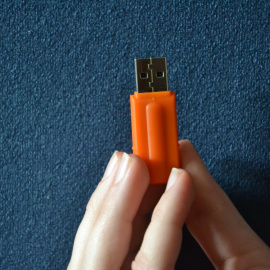 Una mujer sostiene un 'pendrive', en una imagen de archivo. / PIXABAY