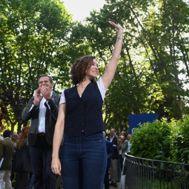 La presidenta de la Comunidad de Madrid, Isabel Díaz Ayuso, saluda en un acto en el distrito de Salamanca de Madrid.- Fernando Sánchez / Europa Press