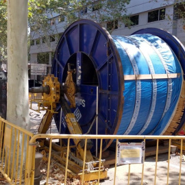Bobina amb cable de 110 quilovats a punt de ser soterrat a l'avinguda de Rius i Taulet de Barcelona
