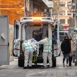 Una de las residentes de la residencia de ancianos de Velluters de València es trasladada en ambulancia a un hospital.