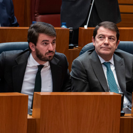 El vicepresidente de la Junta, Juan García-Gallardo (i), y el presidente de la Junta de Castilla y León, Alfonso Fernández Mañueco (d), durante la sesión de la votación de las enmiendas del PSOE a la Ley de medidas, en la sede de Las Cortes.