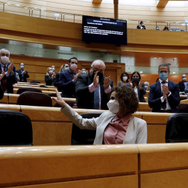 14/12/2020.- La ministra de Hacienda, María Jesús Montero, es aplaudida por varios senadores mientras comparece en la Cámara Alta durante el pleno de debate de la totalidad del proyecto de Ley de los Presupuestos Generales, este lunes, en Madrid. EFE/J