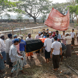 Varias personas asisten al funeral de una persona asesinada en las protestas contra el golpe militar, en Myanmar. - Reuters