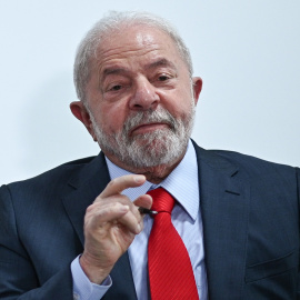 El presidente de Brasil, Luiz Inacio Lula da Silva, en una reunión con ministros para firmar medidas económicas para el país.