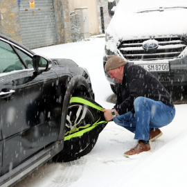 16/01/2023 - Un home posant les cadenes a Esterri d'Aneu aquest dilluns.